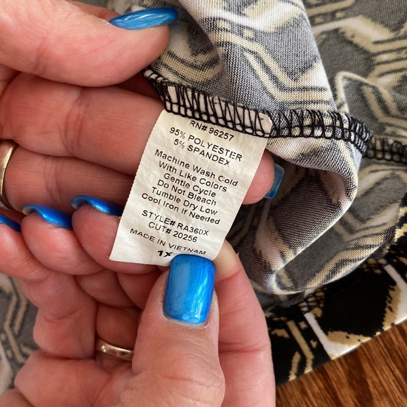 Plus size women’s geometric print tunic top 3/4 button up sleeve scoop neck 1X - Picture 8 of 8